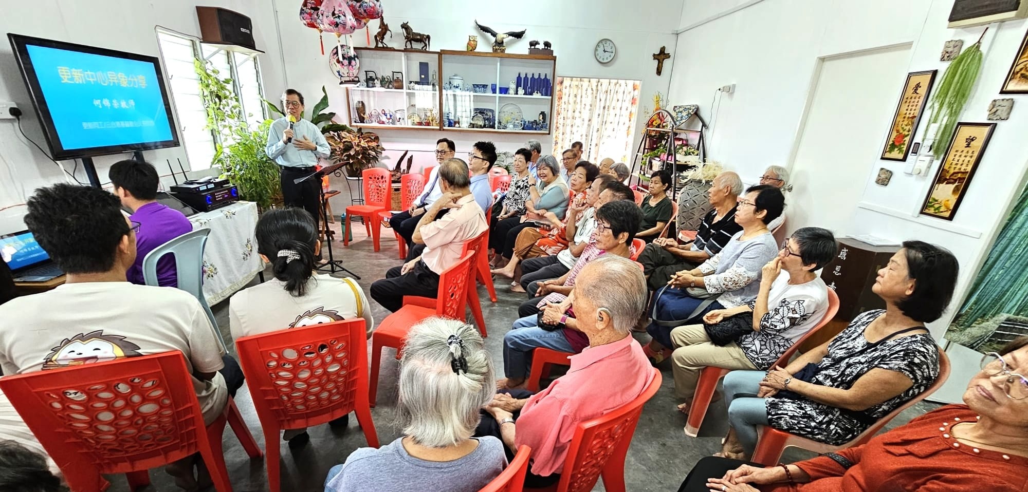 何锦荣牧师介绍三合港的事工发展计划